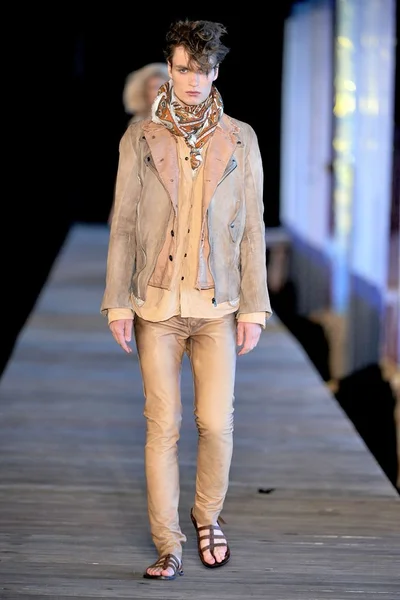 Look 18